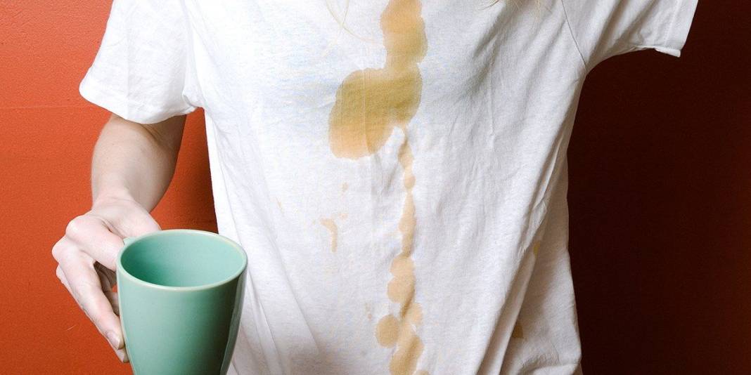 Kahve lekesini silip atıyor! Evdeki malzemelerle 15 dakikada çözüm 10
